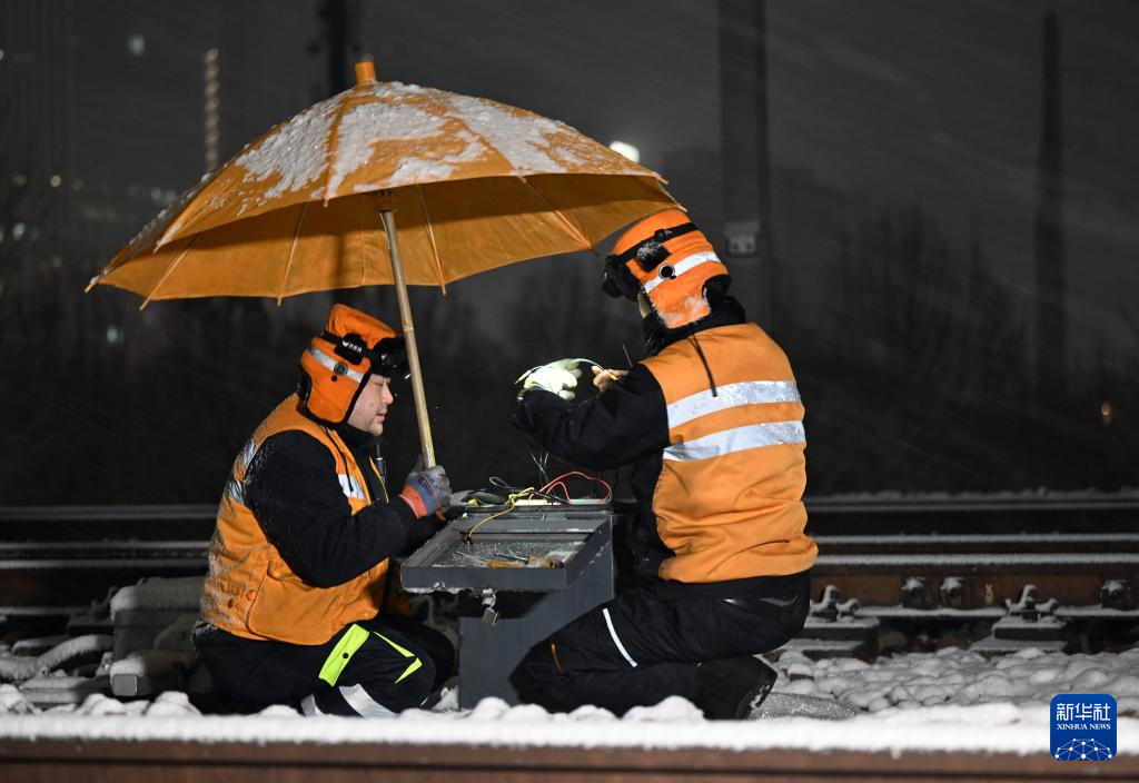郑州:筑牢高铁枢纽的“冰雪防线”
