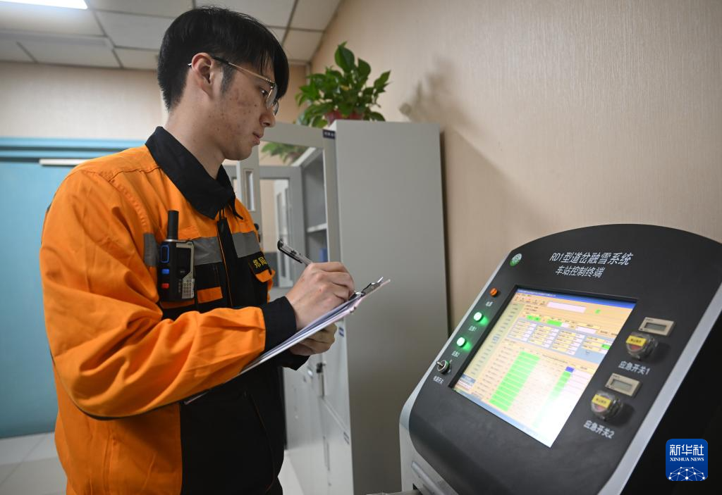 郑州:筑牢高铁枢纽的“冰雪防线”
