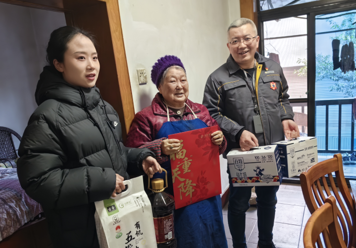 重庆燃气上门服务 情暖独居困难老人