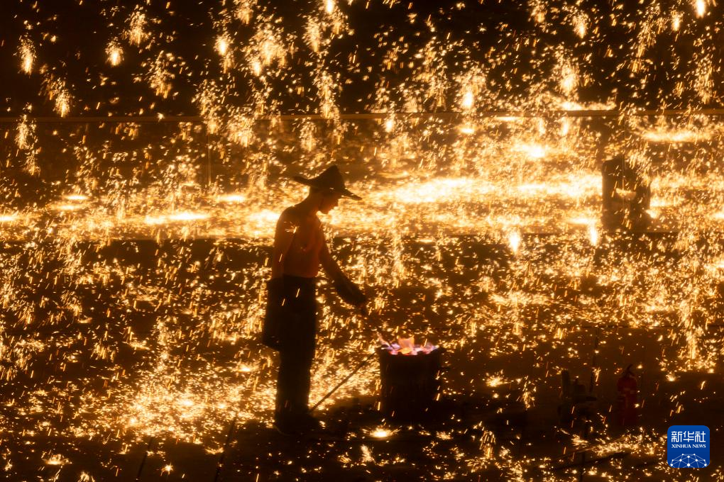 非遗“打铁花”表演点亮上海