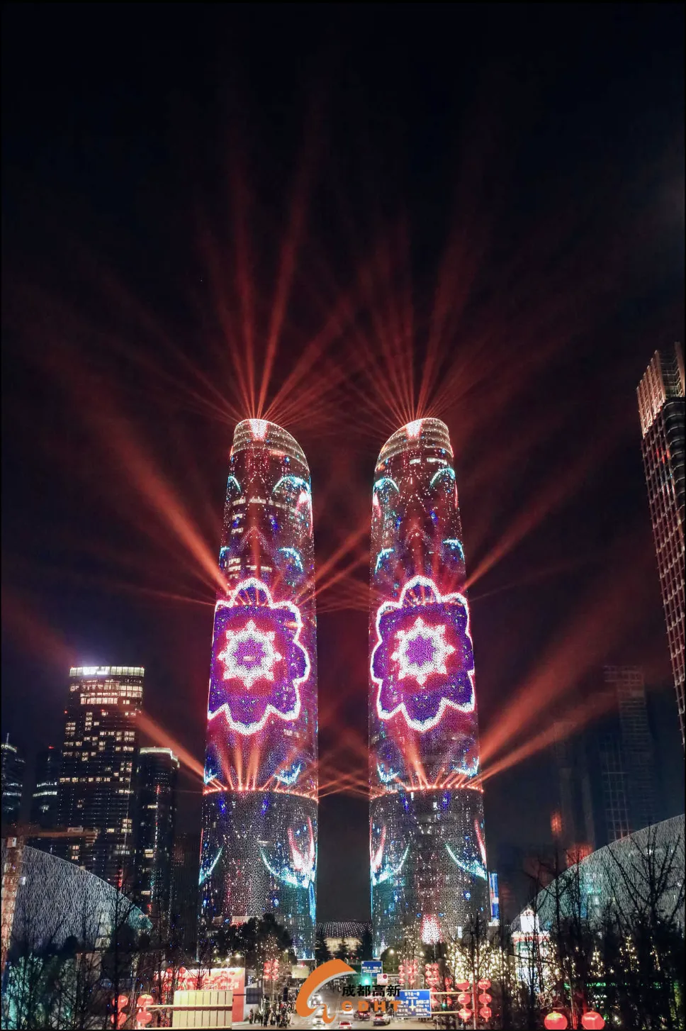 四川成都:天府双塔主题灯光秀每晚上演! 图片