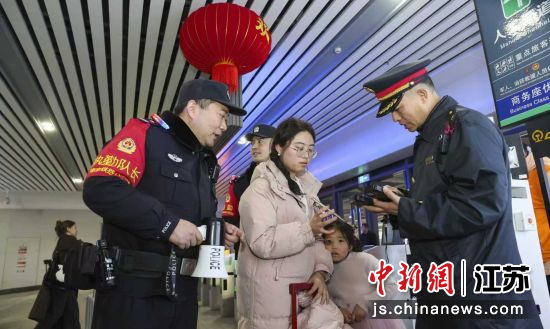 民警回答旅客出行问题。淮安东站派出所 供图