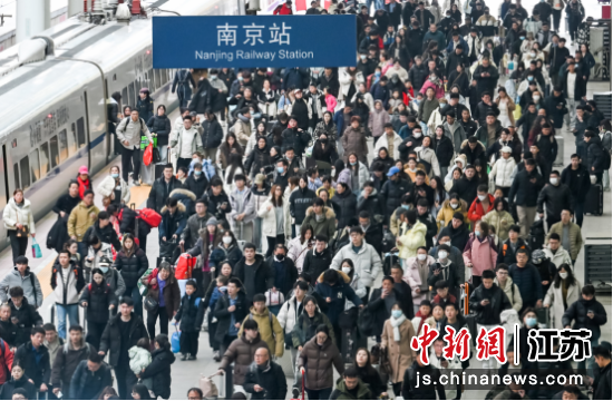 抵达南京火车站的旅客们走向出站口。中新网记者 泱波 摄