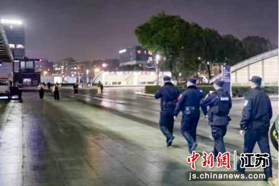 夜色中，民警们在南京火车站广场上巡逻。南京铁路公安处南京站派出所 供图