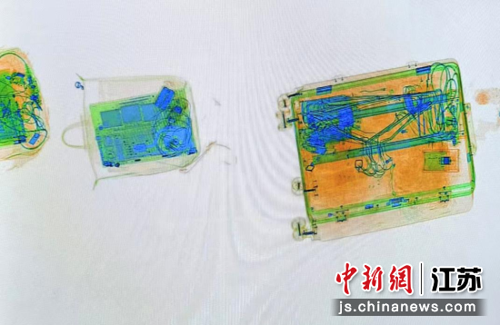 安检仪X射线屏幕上呈现的各色色块。南京南站 供图