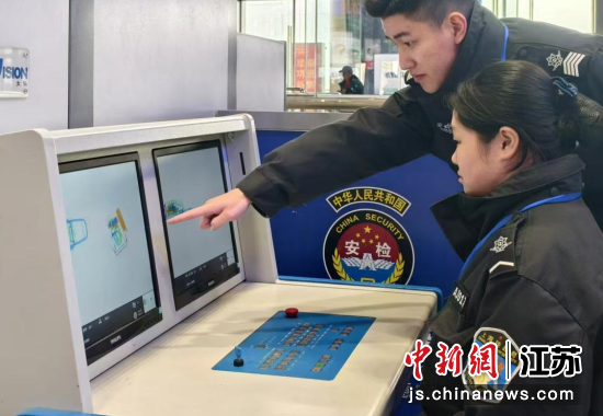 安检员在工作中。南京南站 供图