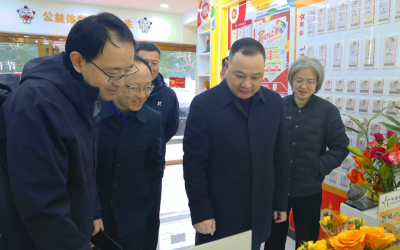 新春开市首日 湖北体彩运营平稳有序 相关负责人在代销点查看运营情况。