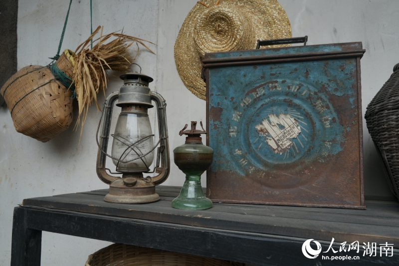 角落里的老物件展示。人民网记者 刘汕摄