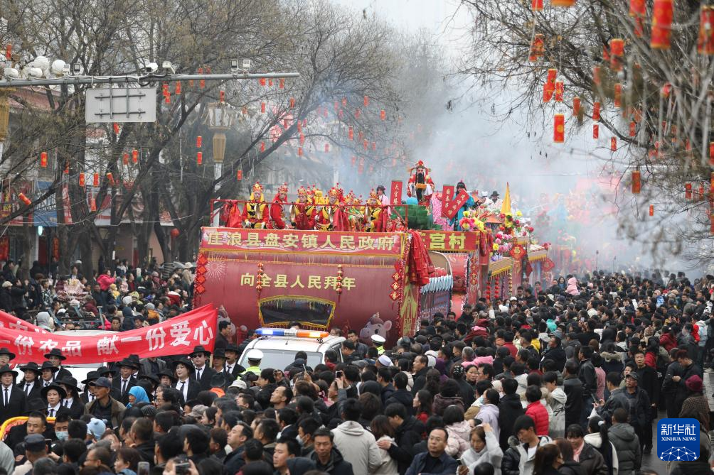 甘肃庄浪:高抬社火巡街过大年