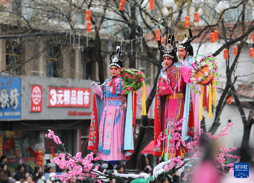甘肃庄浪:高抬社火巡街过大年