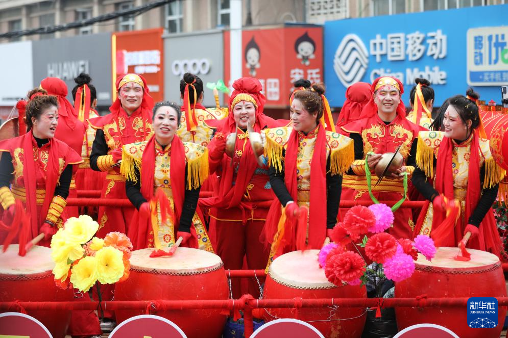 甘肃庄浪:高抬社火巡街过大年