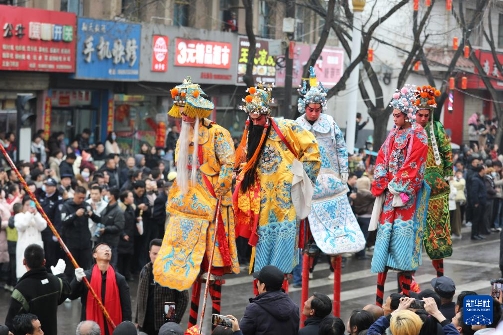 甘肃庄浪:高抬社火巡街过大年