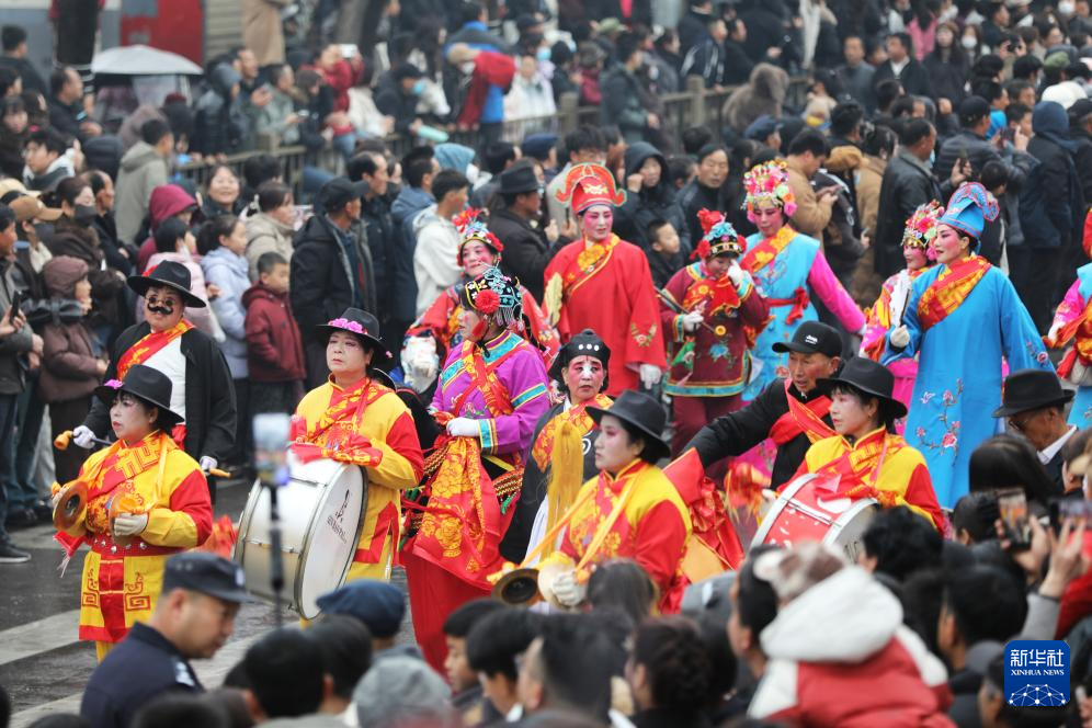 甘肃庄浪:高抬社火巡街过大年