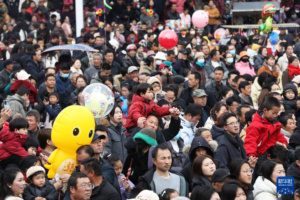 甘肃庄浪:高抬社火巡街过大年