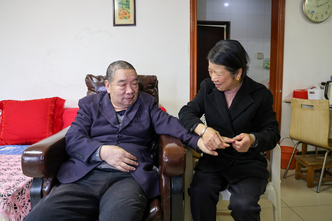 27年如一日！卢正霞以爱为肩，撑起小家温暖邻里