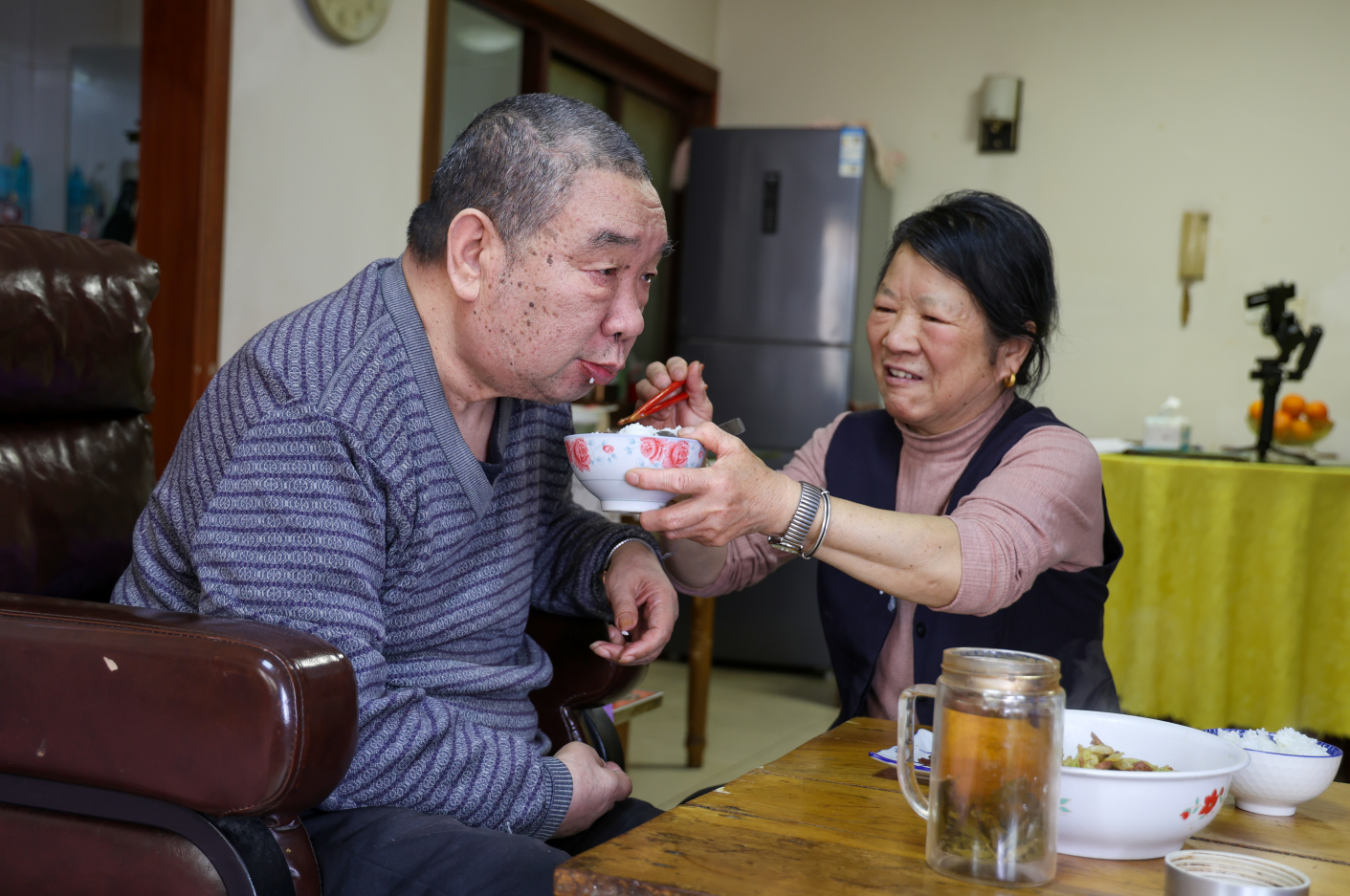 27年如一日！卢正霞以爱为肩，撑起小家温暖邻里