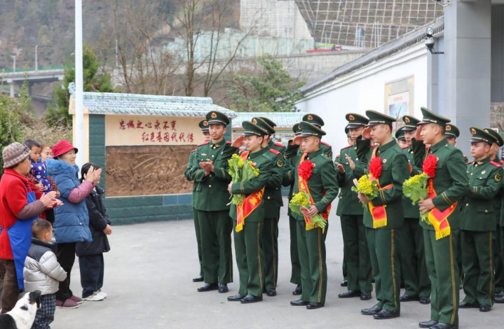武警官兵卸甲荣归 驻地群众深情相送