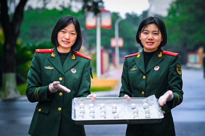 军营包元宵，年味更暖心