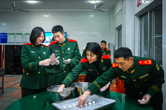 军营包元宵，年味更暖心