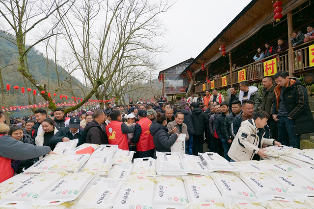 帮扶村里年味浓：湘西鹤盛公司携手阿娜村共迎新春