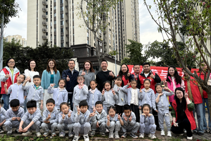党建引领润泽童心：重庆大渡口八桥镇举办植树节主题活动