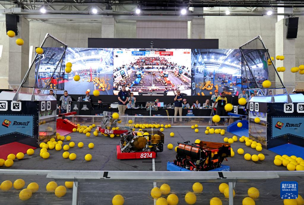 中外青少年在沪比拼机器人技能