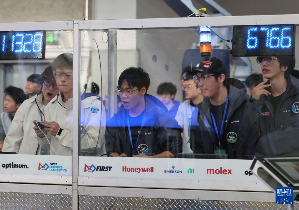 中外青少年在沪比拼机器人技能