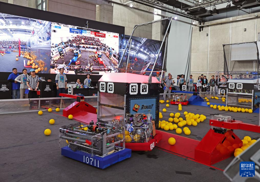 中外青少年在沪比拼机器人技能