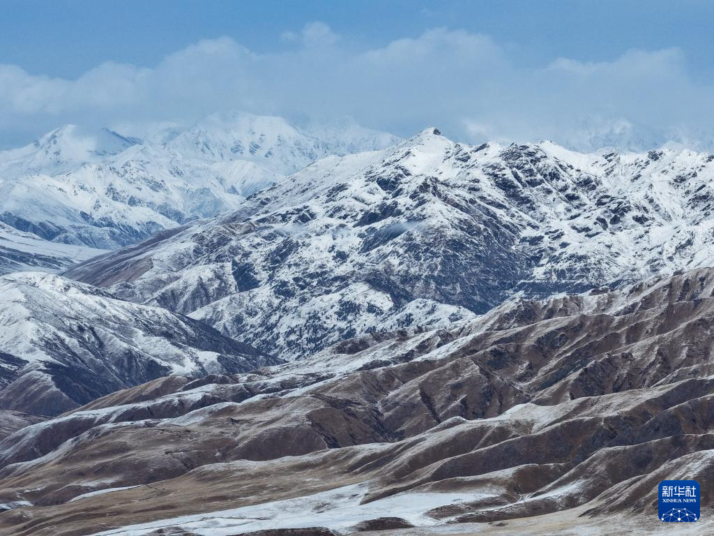 青海果洛:春雪映群山