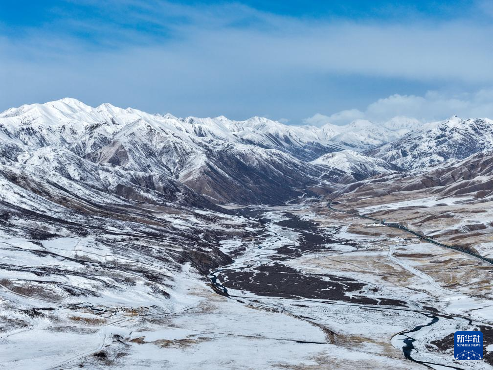 青海果洛:春雪映群山