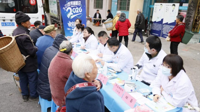 重庆荣昌：专家“摆摊”群众“赶集” 家门口就能挂上“专家号”