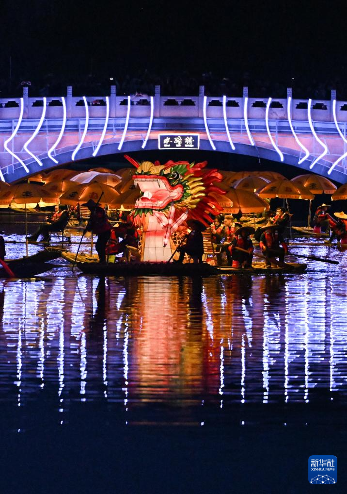 北京:“金龙”巡春亮马河