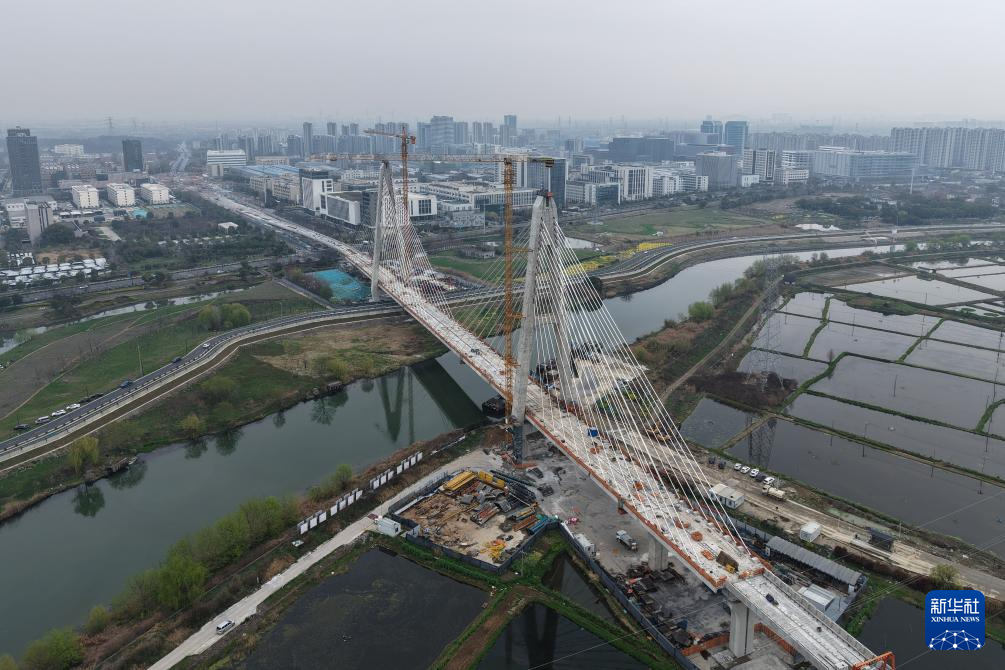 浙江:智能装备“上岗”市域铁路施工