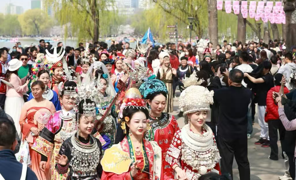 樱花树下唱响“最炫民族风”:北京玉渊潭樱花节上演贵州非遗“连连看” c967b6d19d2f6ea60dd1474f9204126a.png