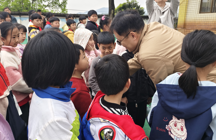 兴趣岛捐赠第二所爱心图书室落地湖南 让乡村孩子的阅读梦照进现实