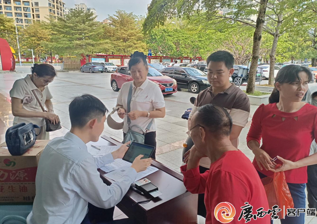 别再说办业务跑断腿!他们直接上门,连卡都给你换好了 别再说办业务跑断腿!他们直接上门,连卡都给你换好了