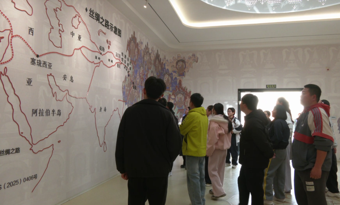 千年壁画映同心——拜城县“观千年壁画·铸万众同心”铸牢中华民族共同体意识主题研学实践活动绘就文化交融新画卷