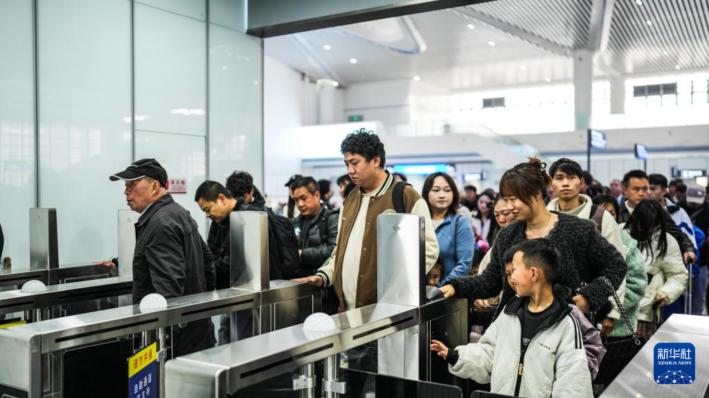 贵州六盘水火车站南站房正式投入运营