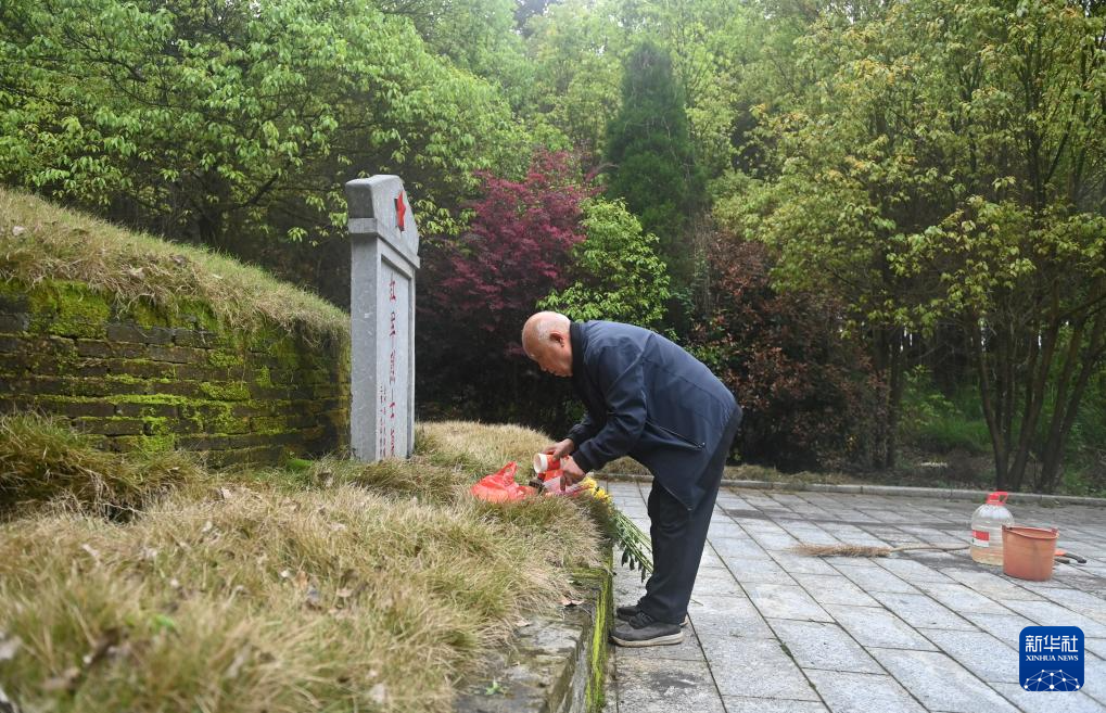 广西全州:一家人守护烈士墓92年