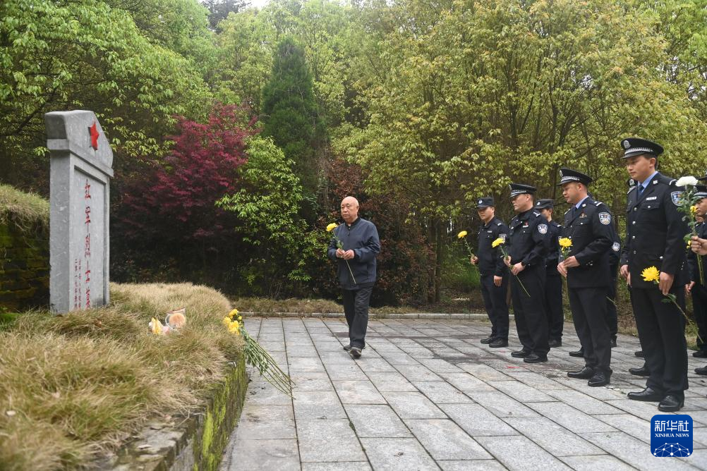 广西全州:一家人守护烈士墓92年