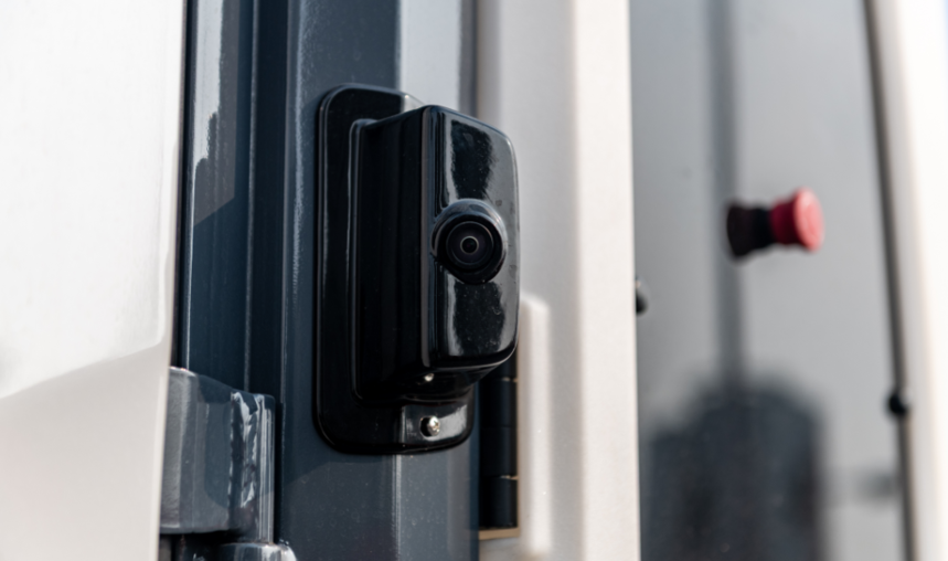 新质生产力落地环卫一线：江苏沭阳首台AI无人清扫机器人“上岗”