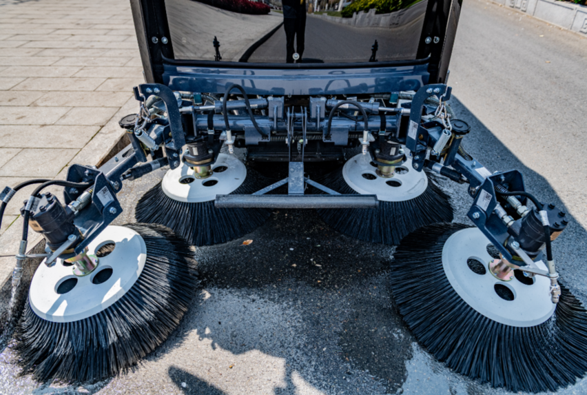 新质生产力落地环卫一线：江苏沭阳首台AI无人清扫机器人“上岗”