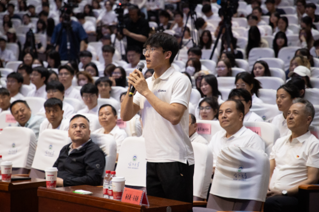 奥运冠军、世界冠军走进喀什大学讲授“大思政课”，共同回答“青春应如何度过”