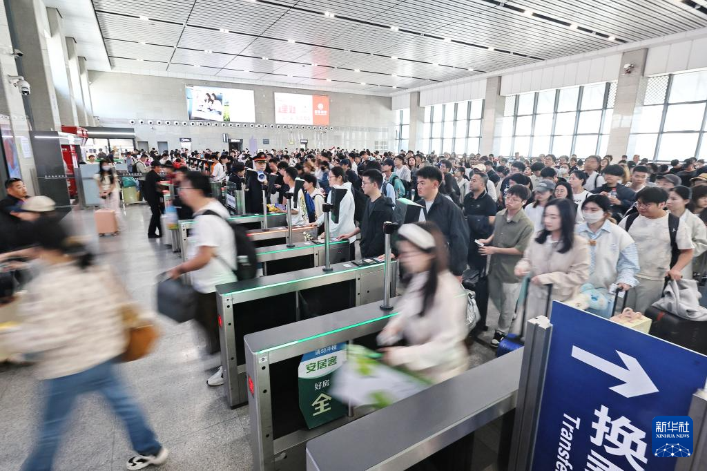 各地迎来“五一”假期返程高峰