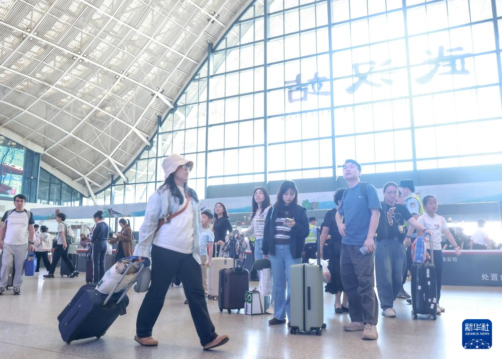 各地迎来“五一”假期返程高峰