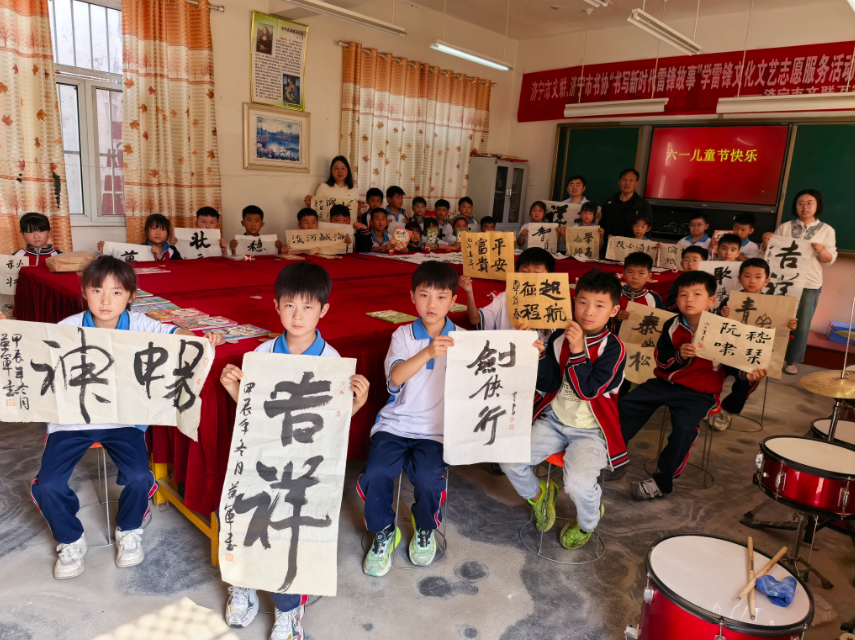 情暖六一进校园 文化助学润童心