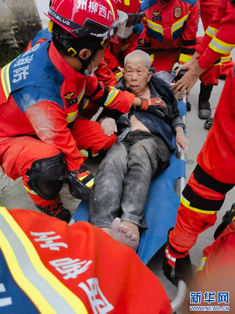 直击柳州地震震中太阳村镇:搜救不眠,安置有序