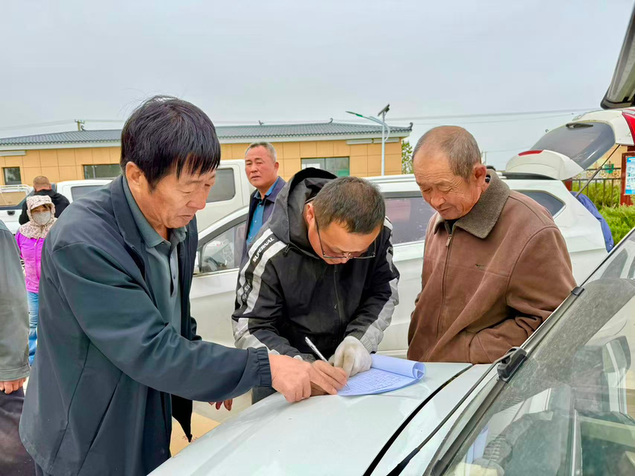 内蒙古鄂托克旗：“致富鸡”产业助增收