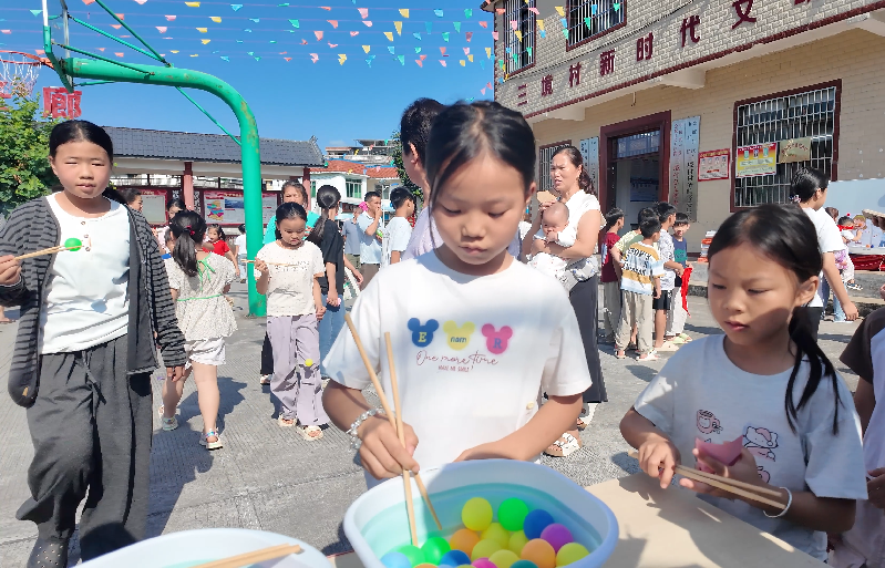广西河池三境村“六一”儿童节科技味十足 广西河池三境村“六一”儿童节科技味十足