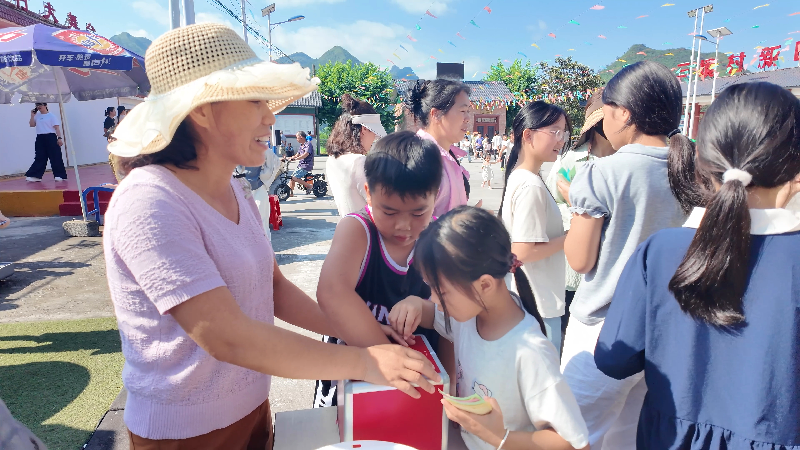 广西河池三境村“六一”儿童节科技味十足 广西河池三境村“六一”儿童节科技味十足